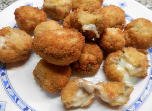 Una foto de Champiñones empanados y rellenos de queso