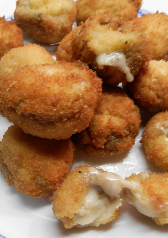 Una foto de Champiñones empanados y rellenos de queso