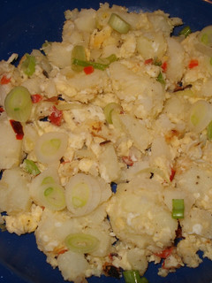 Una foto de Papas con huevos revueltos