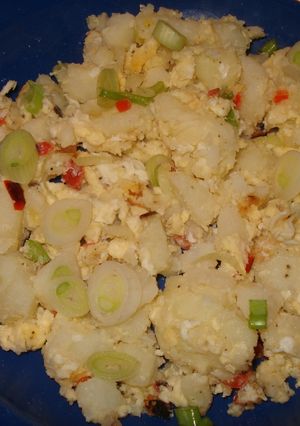 Una foto de Papas con huevos revueltos