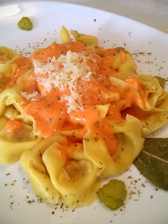 Una foto de Tortellinis con salsa de piquillos
