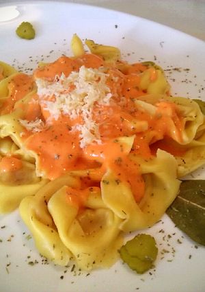 Una foto de Tortellinis con salsa de piquillos