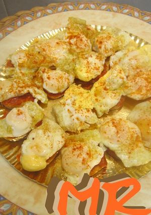 Una foto de Canapés de sobrasada y huevo de codorniz