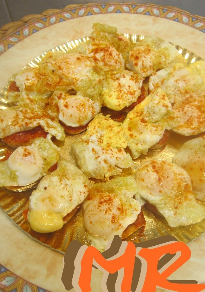 Una foto de Canapés de sobrasada y huevo de codorniz