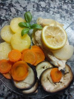 Una foto de Pollo y verduras al vapor