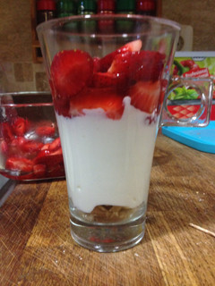 Una foto de Fresas maceradas en su jugo con griego y nueces