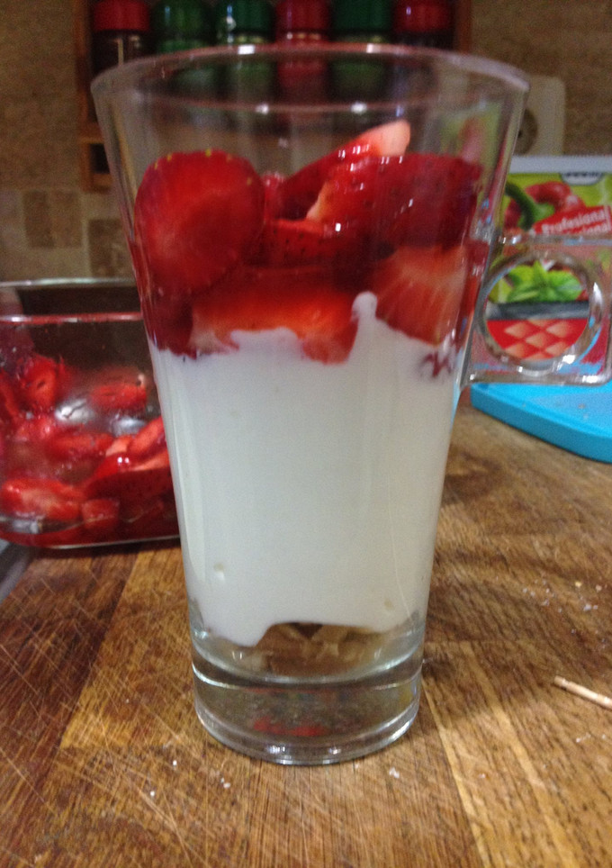 Una foto de Fresas maceradas en su jugo con griego y nueces