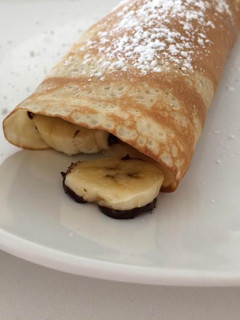 Una foto de Crepes rellenos de plátanos con chocolate caliente