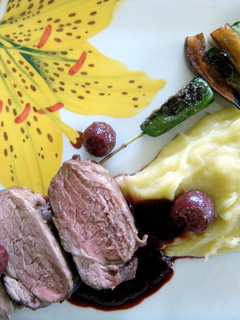 Una foto de Solomillo ibérico con salsa de cerezas y romero