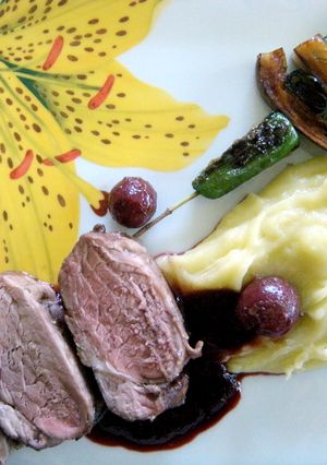 Una foto de Solomillo ibérico con salsa de cerezas y romero