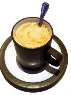 Una foto de Nueces con caramelo a la taza