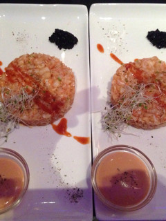 Una foto de Tartar de langostino con salsa agridulce picante