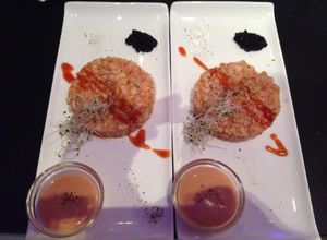 Una foto de Tartar de langostino con salsa agridulce picante