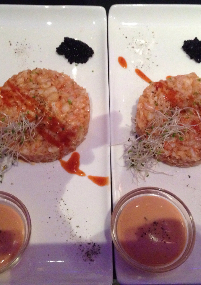 Una foto de Tartar de langostino con salsa agridulce picante