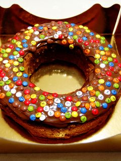 Una foto de Bizcocho fácil con chocolate y minilacasitos