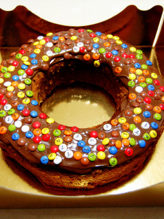 Una foto de Bizcocho fácil con chocolate y minilacasitos