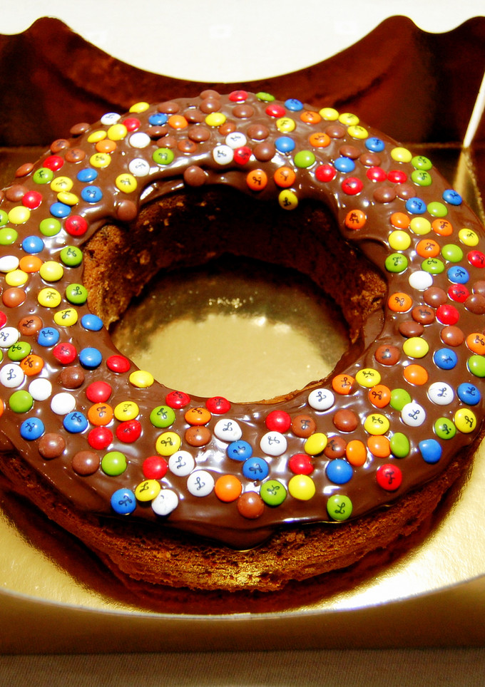Una foto de Bizcocho fácil con chocolate y minilacasitos