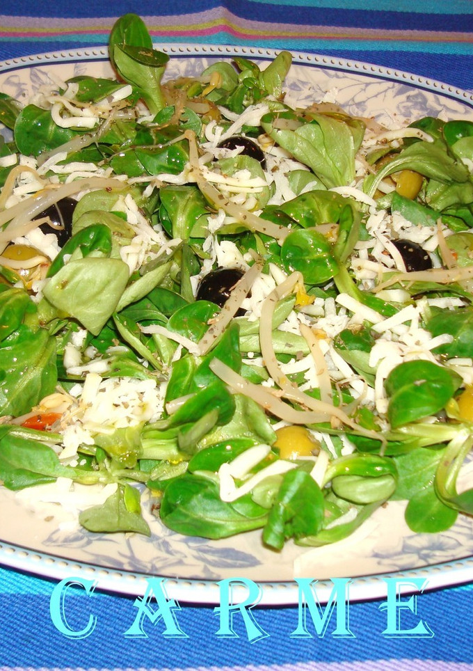 Una foto de Ensalada de verdes y mozarella