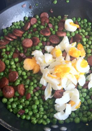 Una foto de Guisantes con huevo, jamón curado, salchichas frankfurt y salsa de soja