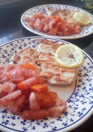 Una foto de Pollo a la plancha con ensalada