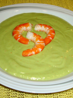 Una foto de Crema fría de aguacates y langostinos