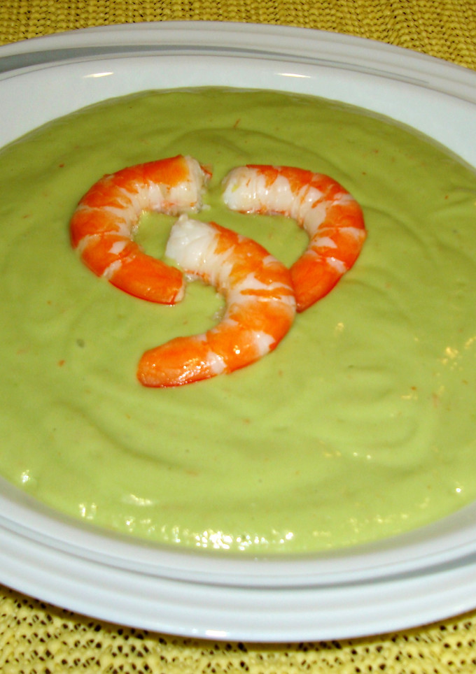 Una foto de Crema fría de aguacates y langostinos