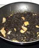 Spaguetti a la tinta de sepia con almejas y ajos