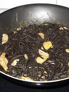 Una foto de Spaguetti a la tinta de sepia con almejas y ajos