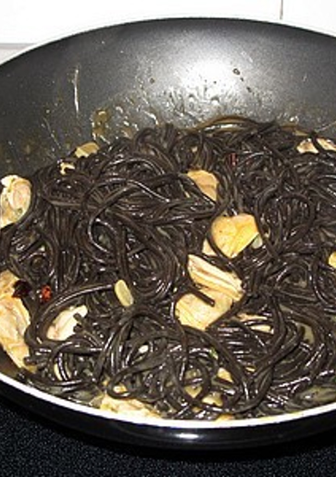 Una foto de Spaguetti a la tinta de sepia con almejas y ajos