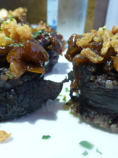 Una foto de Pincho de morcilla con cebolla caramelizada