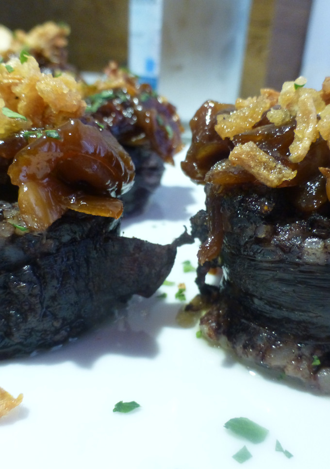 Una foto de Pincho de morcilla con cebolla caramelizada