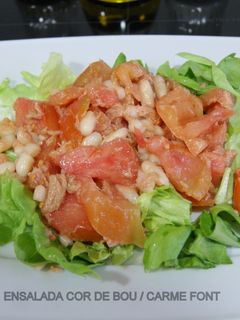 Una foto de Ensalada tibia con tomate corazón de buey (cor de bou) y judías