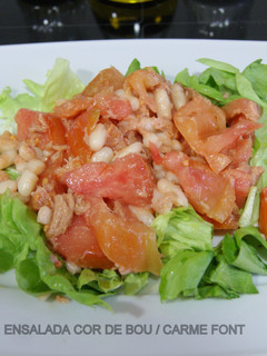 Una foto de Ensalada tibia con tomate corazón de buey (cor de bou) y judías