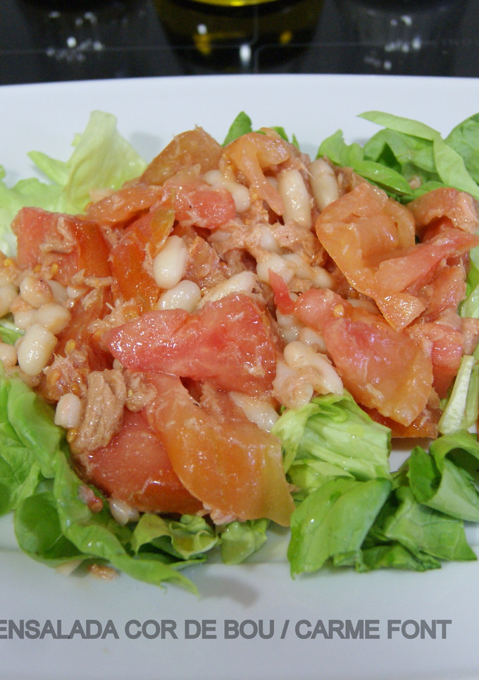 Una foto de Ensalada tibia con tomate corazón de buey (cor de bou) y judías