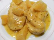 Una foto de pollo en salsa de naranjas