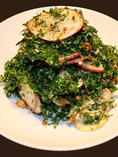 Una foto de Ensalada de rúcula con manzana, almendra caramelizada y parmesano