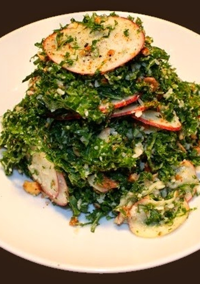 Una foto de Ensalada de rúcula con manzana, almendra caramelizada y parmesano