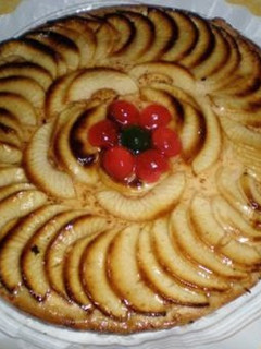 Una foto de Tarta de manzana con guindas