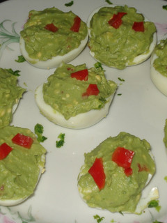 Una foto de Huevos rellenos con aguacate (palta)