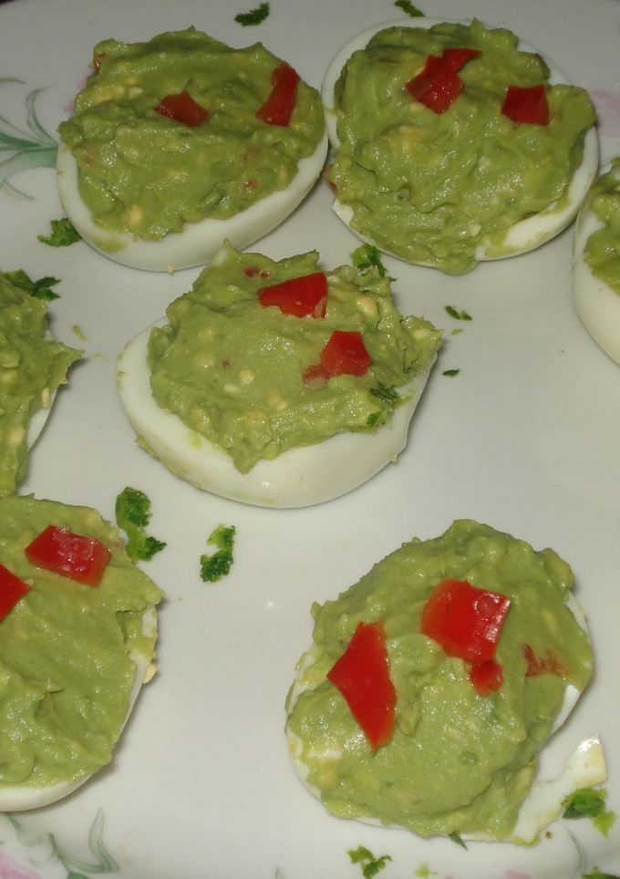 Una foto de Huevos rellenos con aguacate (palta)
