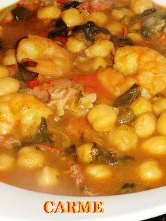 Una foto de Potaje de garbanzos y espinacas con langostinos y jamón