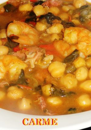 Una foto de Potaje de garbanzos y espinacas con langostinos y jamón
