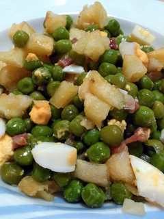 Una foto de Guisantes con jamón, huevo y patatas