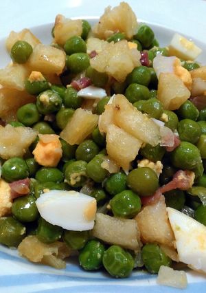 Una foto de Guisantes con jamón, huevo y patatas