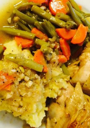 Una foto de Pollo guisado con verduras y puré de patatas
