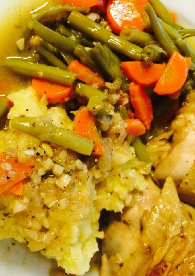 Una foto de Pollo guisado con verduras y puré de patatas
