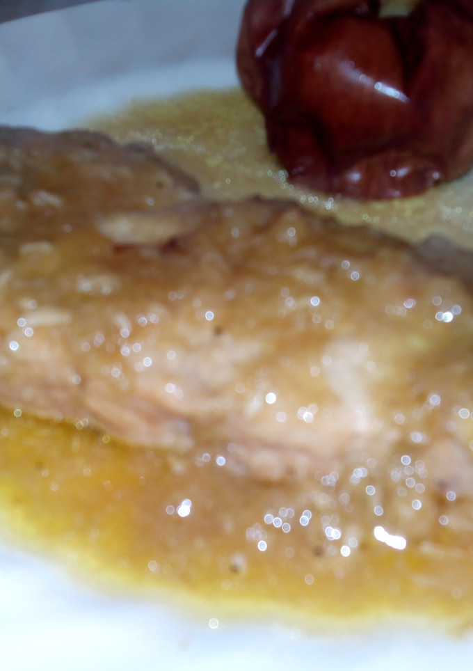 Una foto de Cinta de lomo en salsa de cebolla y manzana