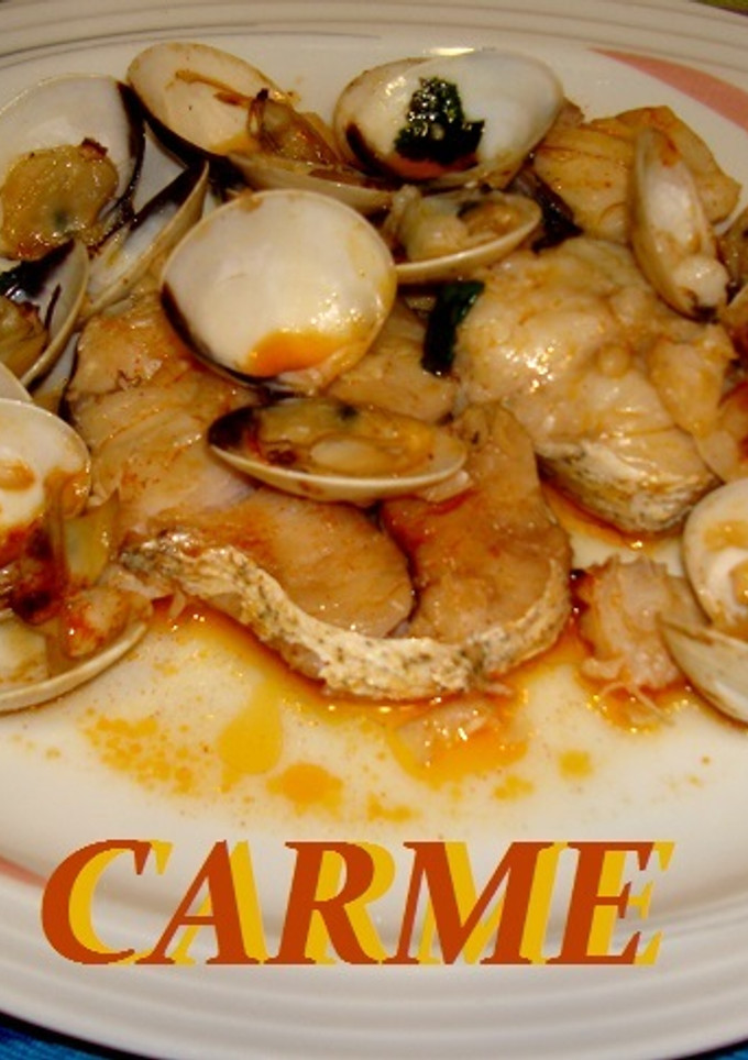 Una foto de Merluza al horno con almejas