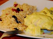 Una foto de pollo al curry con manzana