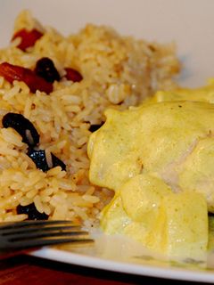 Una foto de Pollo al curry con manzanas y peras